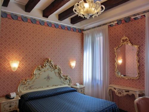 Hotel Diana - main image