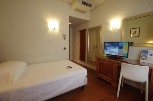 Plaza Hotel - image 2