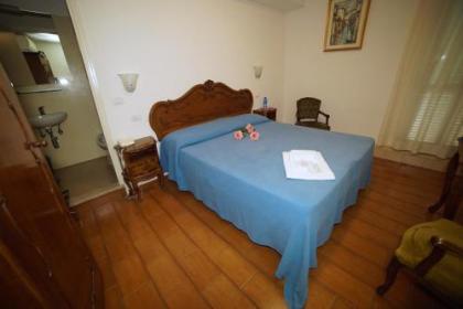 Hotel Canada - image 10
