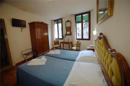 Hotel Canada - image 11