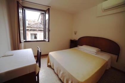 Hotel Canada - image 13