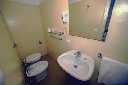 Hotel Canada - image 14