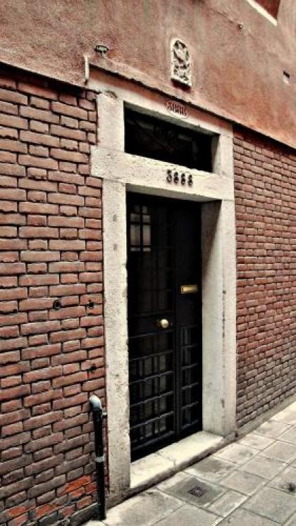 Venice Apartments - image 1