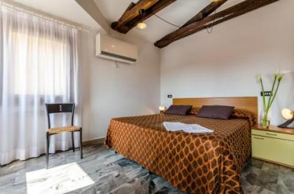 Venice Apartments - image 19