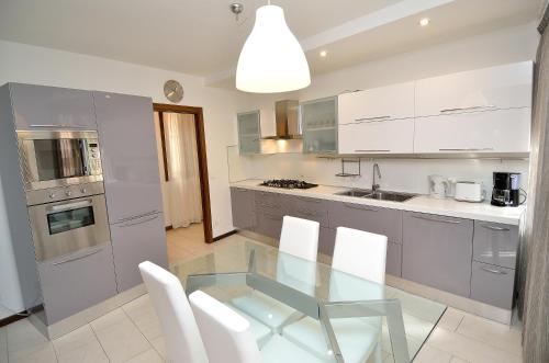 Charming Venice Apartments - image 2