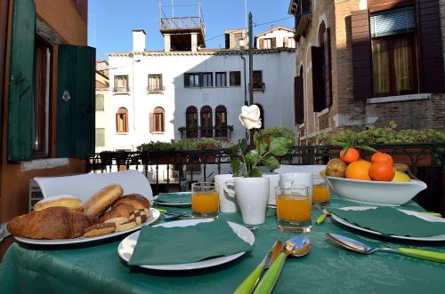 Charming Venice Apartments - image 5