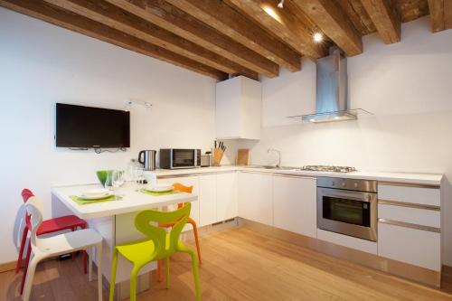 The Lion's House APT3 - main image