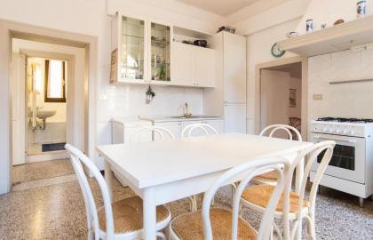 Lustraferi Apartment - image 9