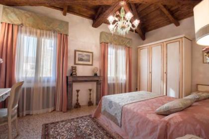 Cà Manzoni Apartment with Terrace - image 1