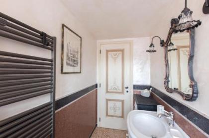 Cà Manzoni Apartment with Terrace - image 10
