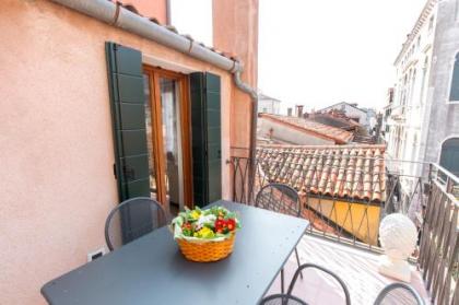 Cà Manzoni Apartment with Terrace - image 13