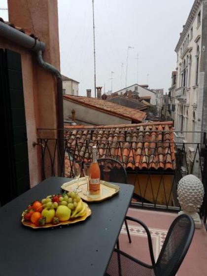 Cà Manzoni Apartment with Terrace - image 15