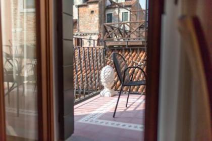 Cà Manzoni Apartment with Terrace - image 16