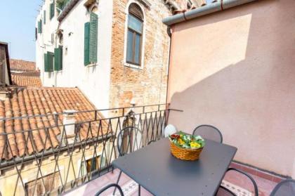 Cà Manzoni Apartment with Terrace - image 17