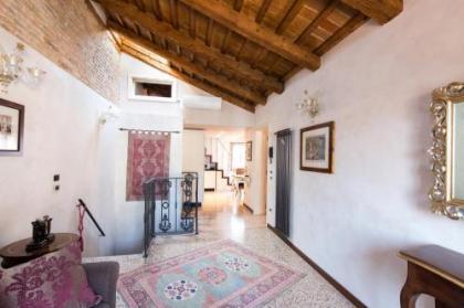 Cà Manzoni Apartment with Terrace - image 2