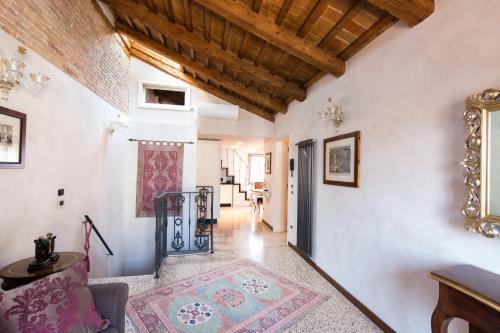 Cà Manzoni Apartment with Terrace - image 2