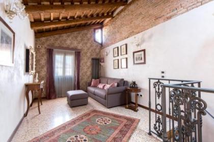 Cà Manzoni Apartment with Terrace - image 3
