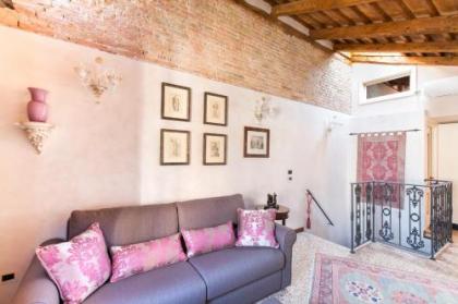 Cà Manzoni Apartment with Terrace - image 4