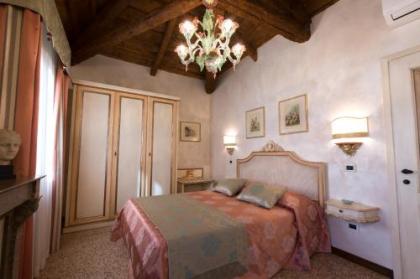 Cà Manzoni Apartment with Terrace - image 5