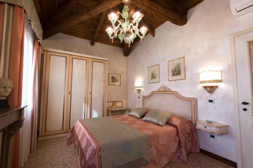Cà Manzoni Apartment with Terrace - image 5