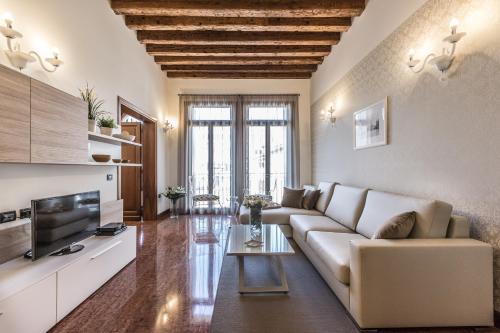 Ca' del Monastero 1 Collection Apt for 4 Guests with Balcony and Lift - main image