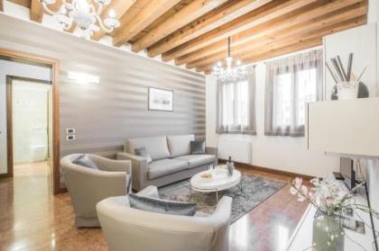 Ca' del Monastero 6 Collection Chic Apartment for 4 Guests with Lift - image 1
