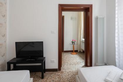 San Polo Canal View Apartments by Wonderful Italy - image 18