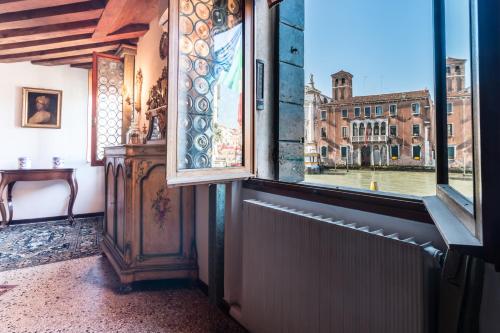 Admiral Emo Palace Over Canal Grande - main image