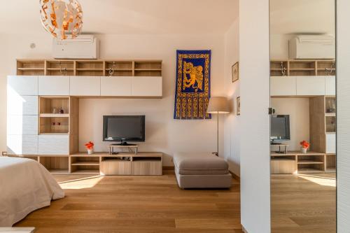 SUNNY NEST CANAL VIEW IN VENICE CHIC MOVIDA - image 7