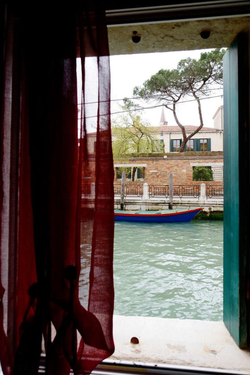 Canal view near Biennale Wi-fi - main image