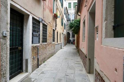 Canal view near Biennale Wi-fi - image 3