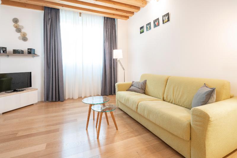 Loft 96 Spacious modern apt close to train station - image 2
