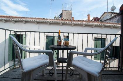 Santa Maria Formosa Apt Near Rialto and St.Mark's 