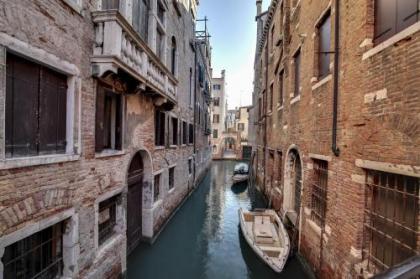 Canal view suite in Rialto - image 12