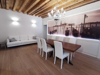 Deluxe 3 Bedroom Flat in Rialto - image 1