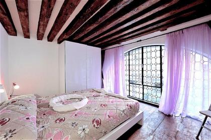Red Rose   Grande apt in un palazzo storico