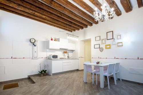 Venice downtown - image 7