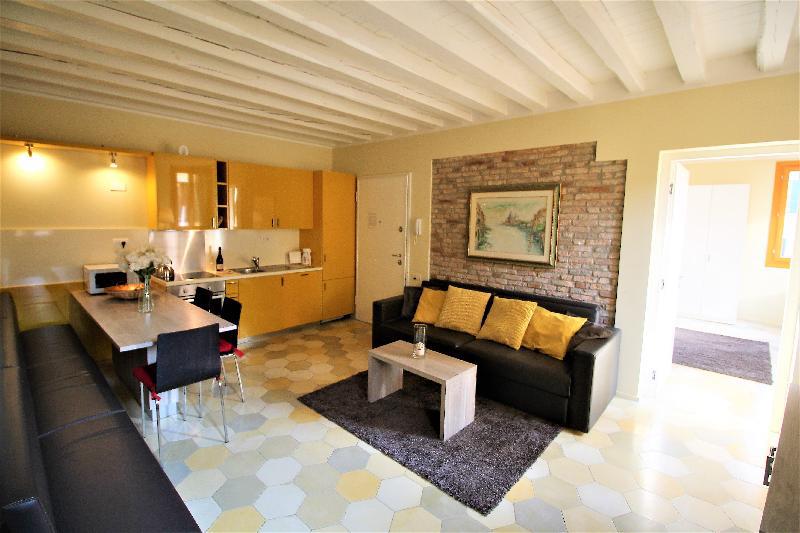 Central new spacious and bright apartment - image 3