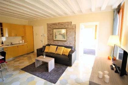 Central new spacious and bright apartment - image 4