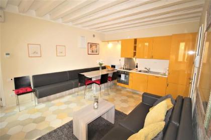 Central new spacious and bright apartment - image 8
