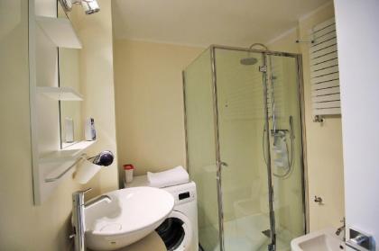 Central new spacious and bright apartment - image 9