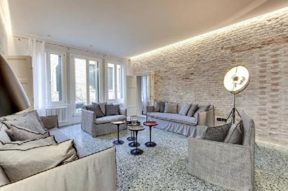 STUNNING MODERN APARTMENT IN THE HEART OF VENICE