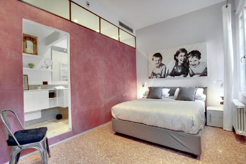 STUNNING MODERN APARTMENT IN THE HEART OF VENICE - image 7