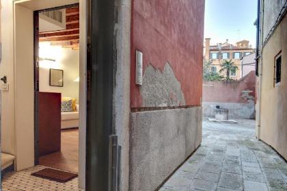 MODERN APARTMENT IN VENICE GF - image 2