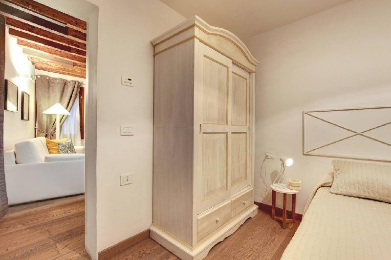 MODERN APARTMENT IN VENICE GF - image 7