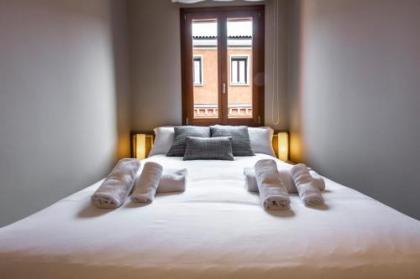 Charming Apartment on the Grand Canal R&R - image 8