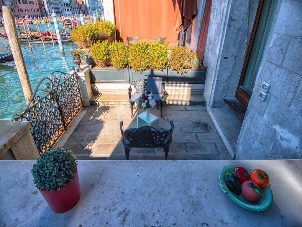 Grimaldi Apartments Hermitage Canal Grande view - image 2