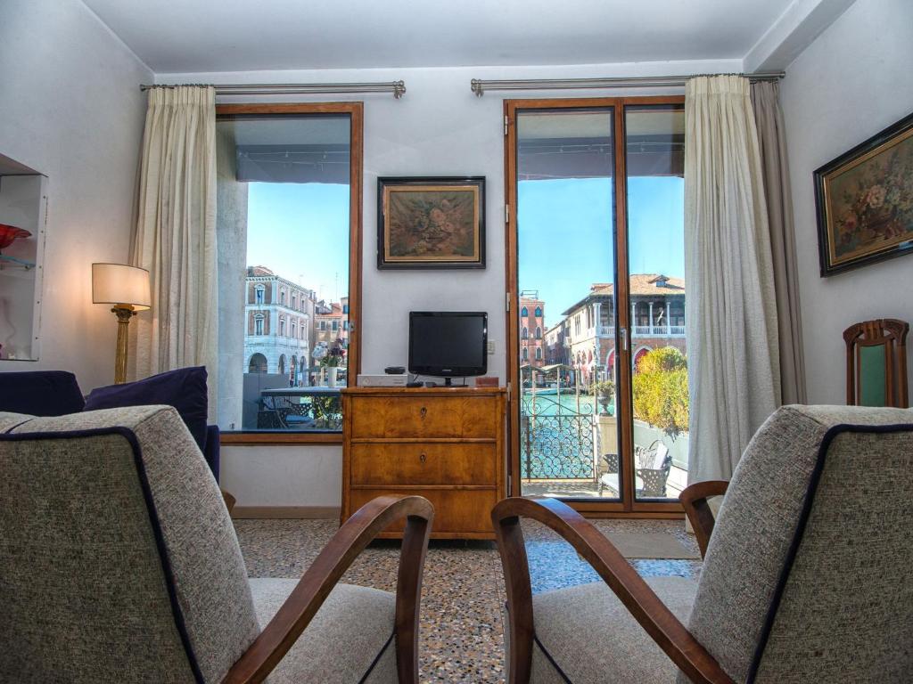 Grimaldi Apartments Hermitage Canal Grande view - image 3
