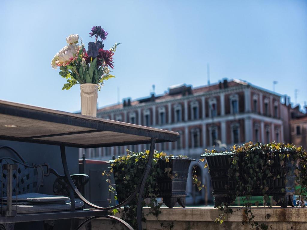 Grimaldi Apartments Hermitage Canal Grande view - image 4