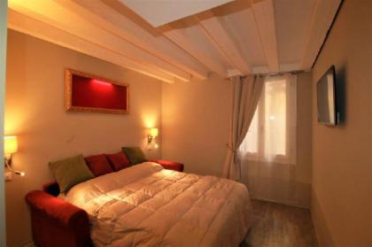 Location location location!!! new and cozy flat  - image 5